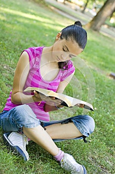 Mujer joven lectura externo 