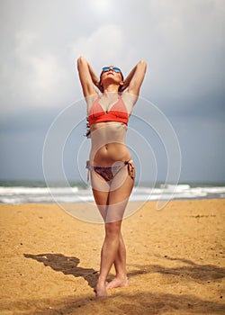 Mladá žena v dámske plavky a slnečné okuliare 