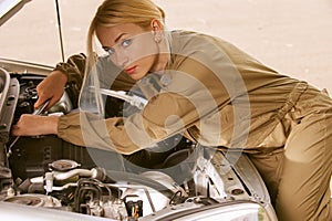 Mujer joven reparar auto 