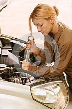 Mujer joven reparar auto 
