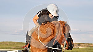 Mujer joven sobre el caballo un caballo 