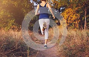 Giovane donna correre sul rurale strade autunno foresta 