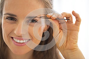 Young woman shaping eyebrows