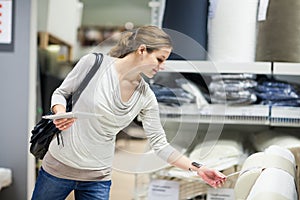 Mujer joven compras muebles en muebles mantener 