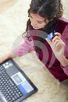 Mujer joven compras conectado a internet 