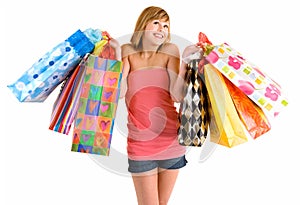 Mladá žena na nakupovanie pitka 