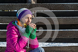 Mladá žena popíjení káva termoska pohár na ráno 