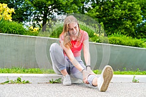 Eine Frau ist ein auf der boden Besitz ihr verletzt bein 