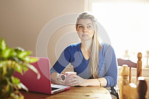 Mujer joven sobre el mesa computadora portátil buscando preocupado 