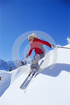 Mujer joven esquiar 