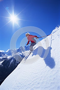Mujer joven esquiar 