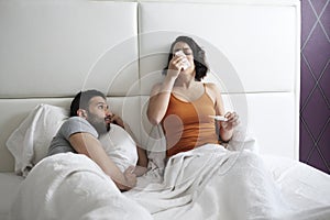 Mladá žena kýchanie studený v posteľ muž 