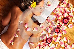 Mujer joven en balneario masaje 