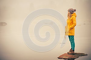 Mujer joven de pie externo viajar estilo de vida 