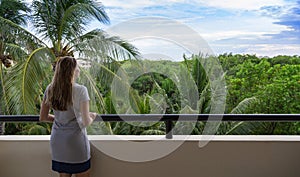 Giovane donna piedi sul balcone un guarda suo da tropicale la giungla natura esterno durante vacanza Messico 