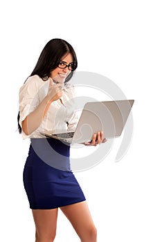 Giovane donna possesso computer portatile un Fare pollice in su 