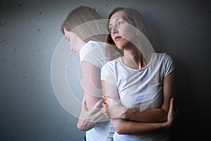 Giovane donna affetta da una grave depressione / ansia (colore tonica immagine doppia esposizione tecnica è utilizzata per trasmettere l'umore di disagio, di progressione di ansia / depressione)