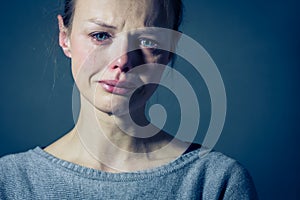 Mujer joven sufrimiento pesado depresión  ansiedad  tristeza 