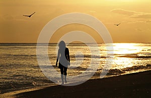 Mujer joven sobre el atardecer caminando 