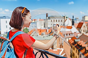 Žena fotografující na svém smartphonu v Evropě