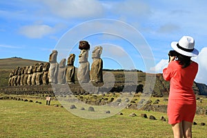 Mujer joven fotografías de famoso estatuas sobre el sobre el pascua de resurrección isla 