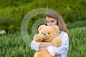 Smutný mladá žena medvěd na příroda 