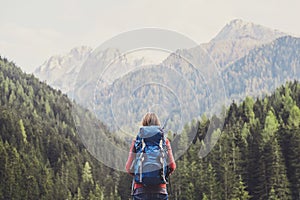 Mujer joven viajero en Alpes montanas. viajar a activo estilo de vida 