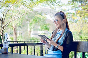 Young woman using tablet in coffee shop