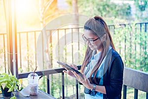 Young woman using tablet in coffee shop