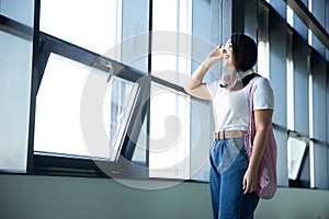 Mladá žena čakanie odchod v letisko cestovateľ malé batožina životný štýl 