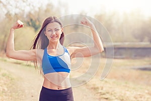 Mladá žena oteplování nahoru před běžet. zdravý způsob z život. sportovní vhodnost 