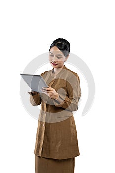 Mladá žena nošení hnědožlutý jednotný stojící digitální 