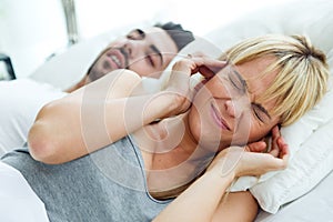 Young woman who can not sleep because her husband snores.