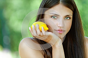 Mujer joven limón 
