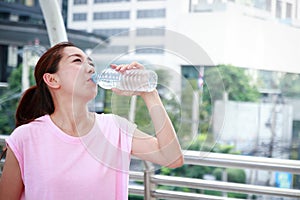 Young women aged 40 Drinking clean water