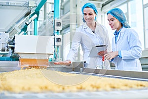 Joven mujer en negocios sobre el comida 