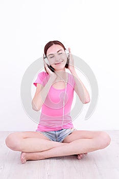 Young womn sit listen music