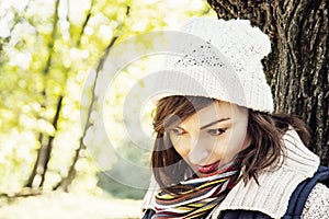 Young youful brunette woman posing in autumn park, seasonal fashion