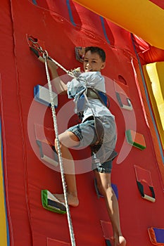 Youngster's effort in climbing wall