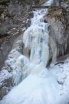 Závojový vodopád v zime v Sokolej doline, Národný park Slovenský raj, Slovensko