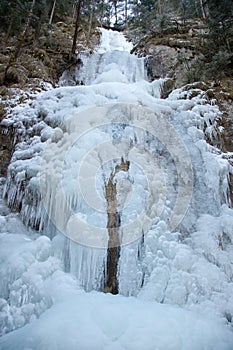 Závojový vodopád v zime v Sokolej doline, Národný park Slovenský raj, Slovensko