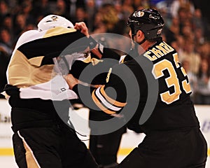 Zdeno Chara fights Mike Rupp