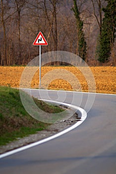 Zigzag sign on road bend