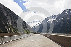 ZillergrÃ¼ndl Dam against Schlegeis Kees, Austria