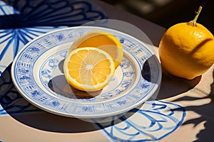 Zitronenscheiben auf einem blau-weissem Teller