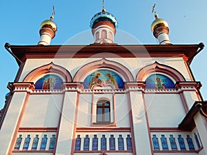 Kirche auf der Sonnenuntergang 