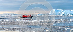 Zverokruh križovať cez ľadovca z zátoka v antarktický polostrov 