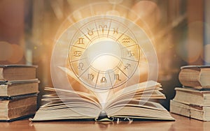 Zodiaco oroscopo astrologia un costellazione studio un felicità parlando formazione scolastica il corso 