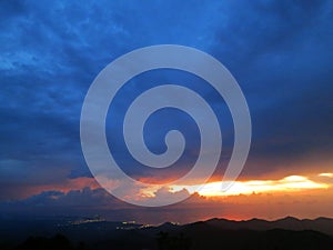 Zonsondergang bij El Dorado lodge / Sunset El Dorado lodge; Sierra Nevada; Colombia