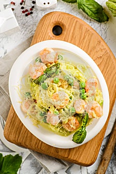 zucchini spaghetti with shrimp and pesto